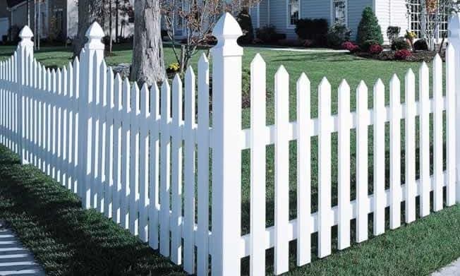 Melrose Scallop vinyl fence - Model 421