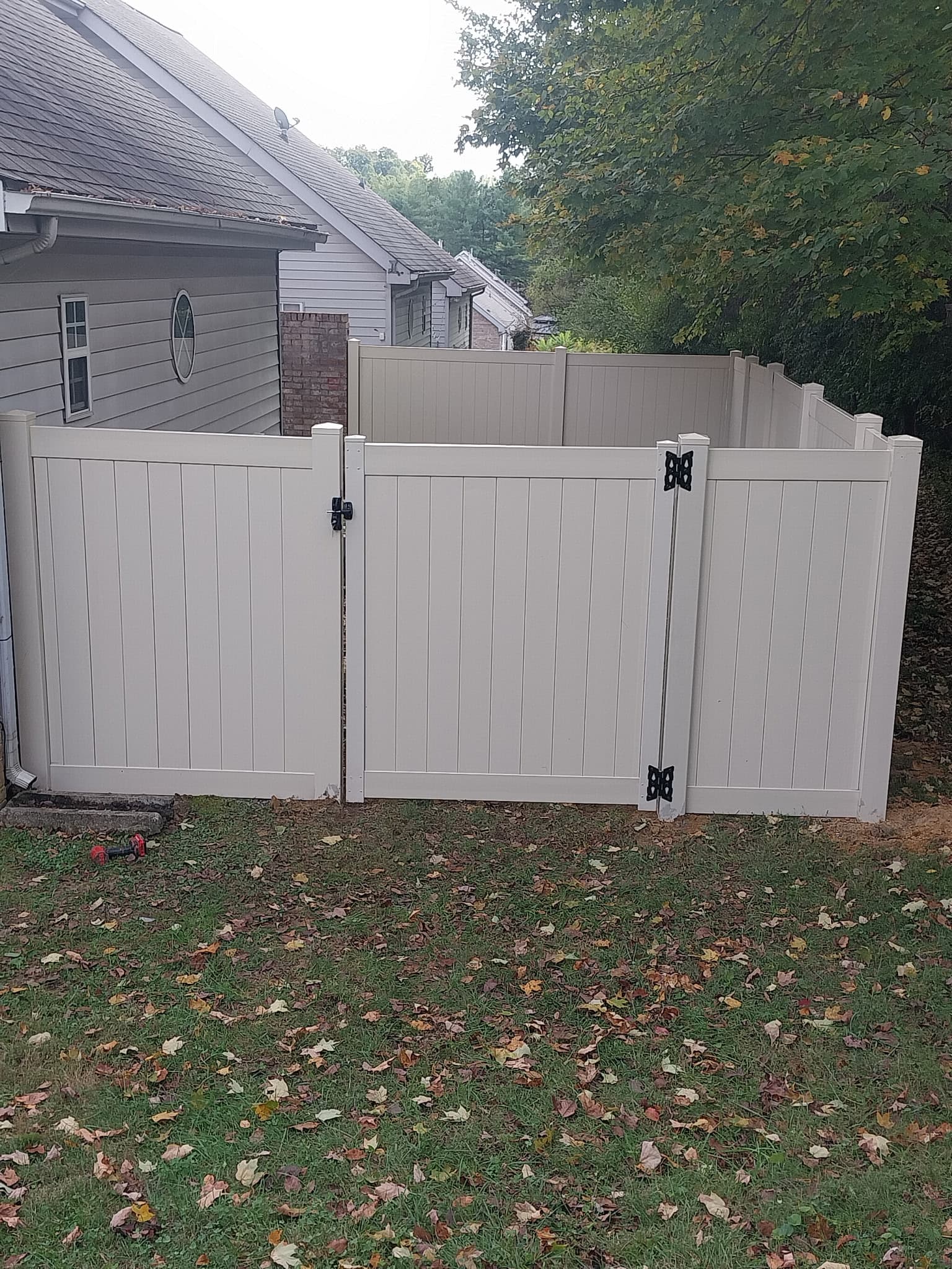 Low-maintenance vinyl fence with decorative caps